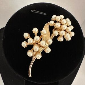 Faux pearl in floral pattern gold tone metal brooch